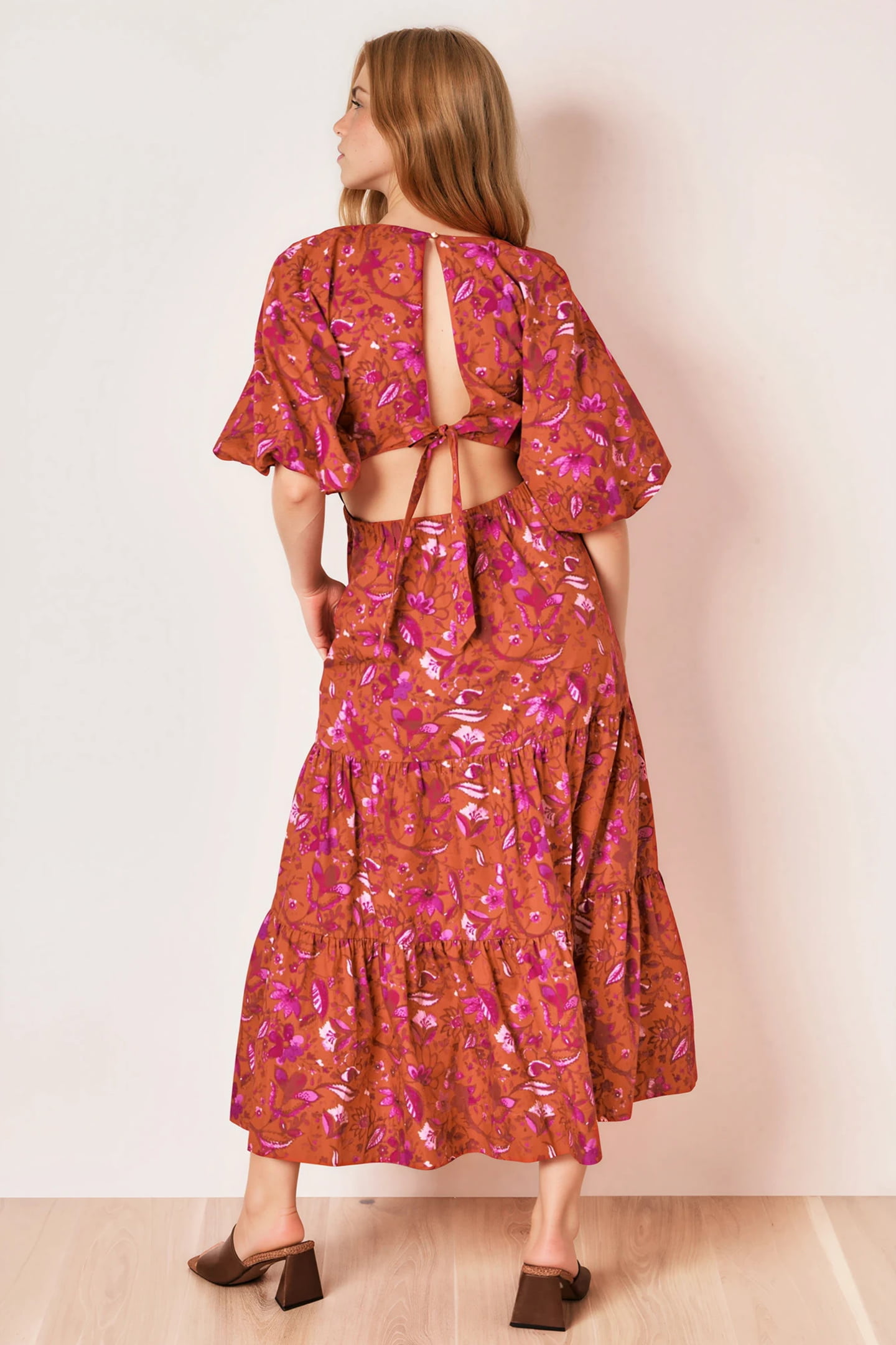 Blumiges Cut-out Kleid