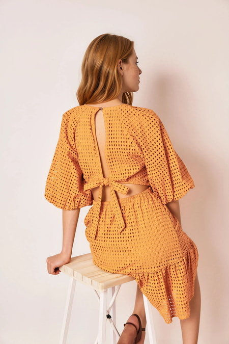 Lochspitzenkleid mit Cut-outs