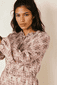 Kurzes Kleid mit Ornamenten