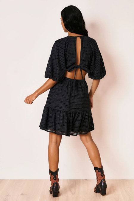 Lochspitzenkleid mit Cut-outs