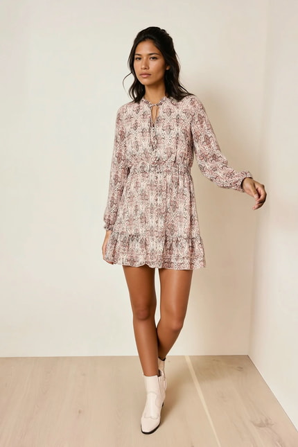 Kurzes Kleid mit Ornamenten