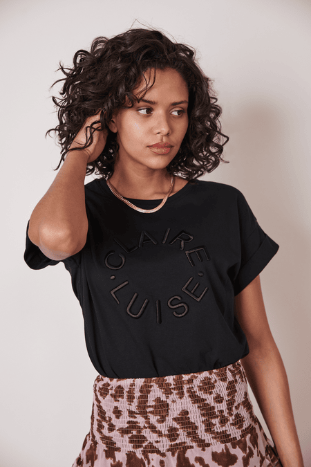Besticktes T-Shirt