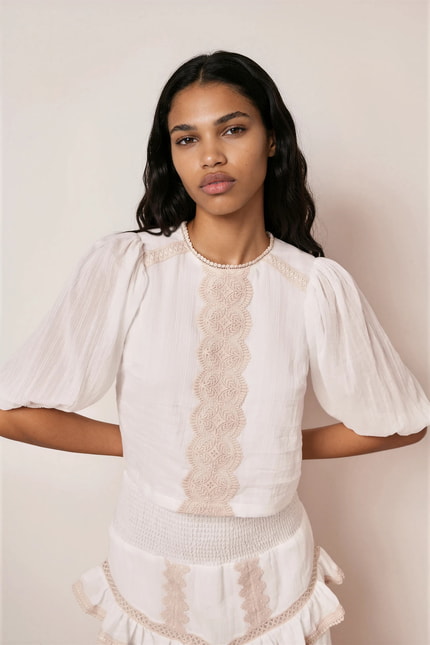 Bluse mit aufgestickter Spitze