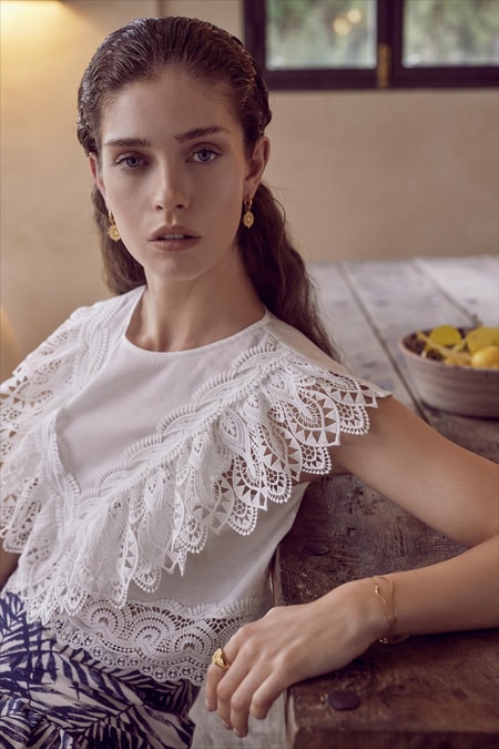 Blouse with lace