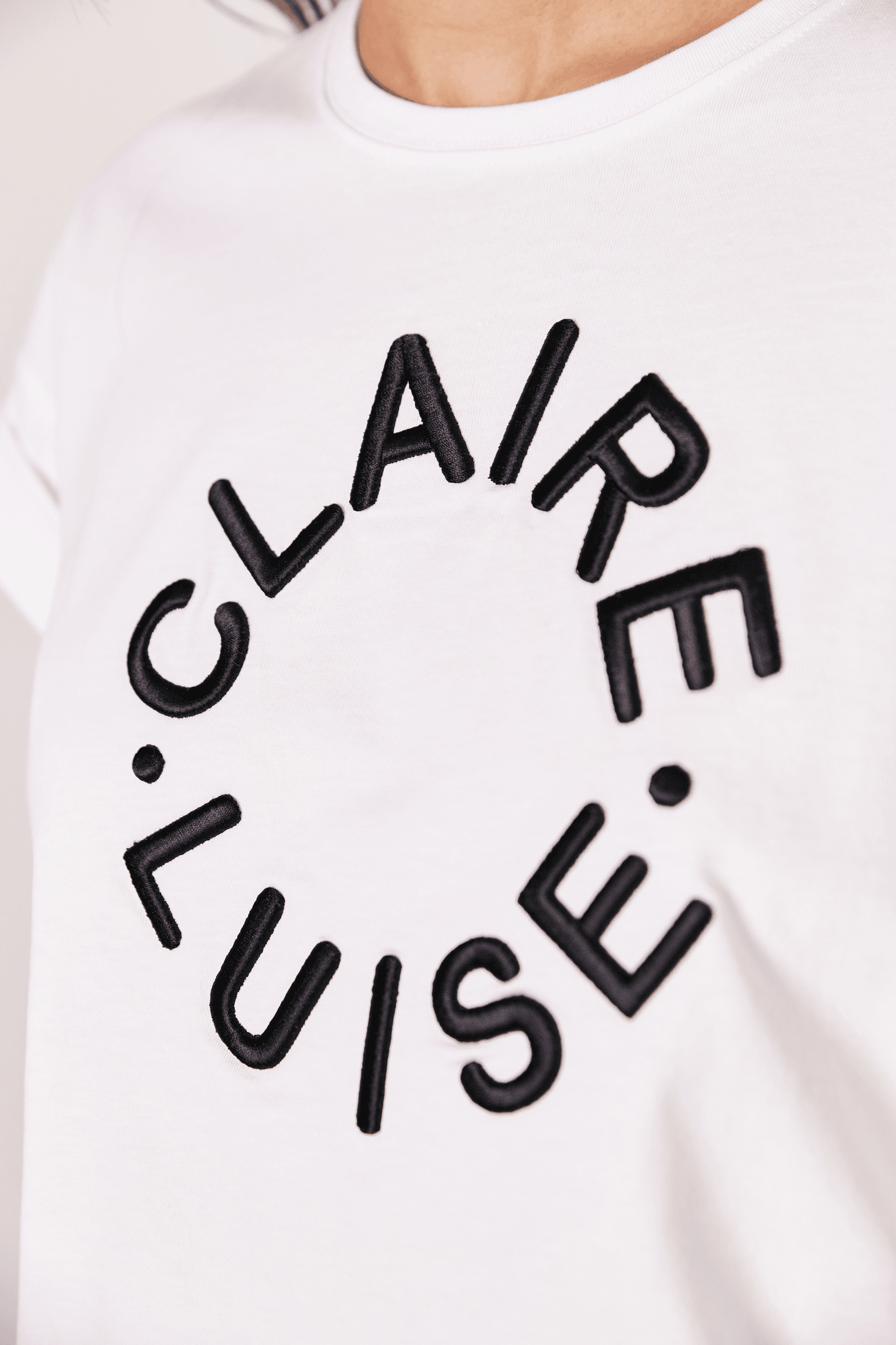 Besticktes T-Shirt
