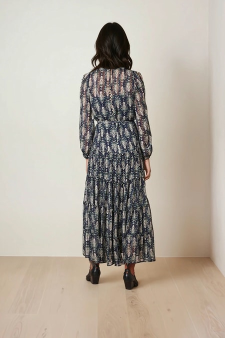 Hochgeschlossenes Volantkleid