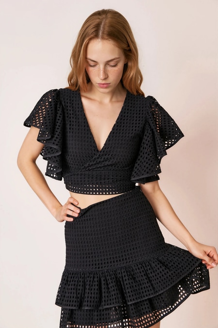 CLAIRE LUISE® Short blouse with lace hole in black