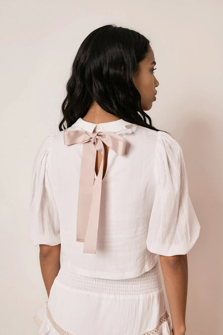 Bluse mit aufgestickter Spitze