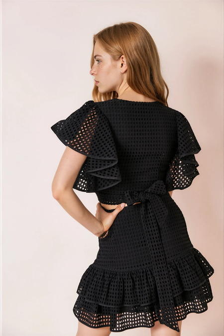 Kurze Bluse mit Lochspitze