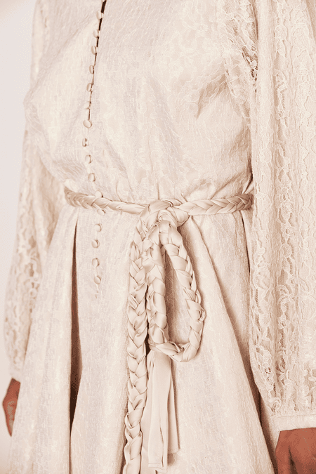 CLAIRE LUISE Lace dress with waist band in beige