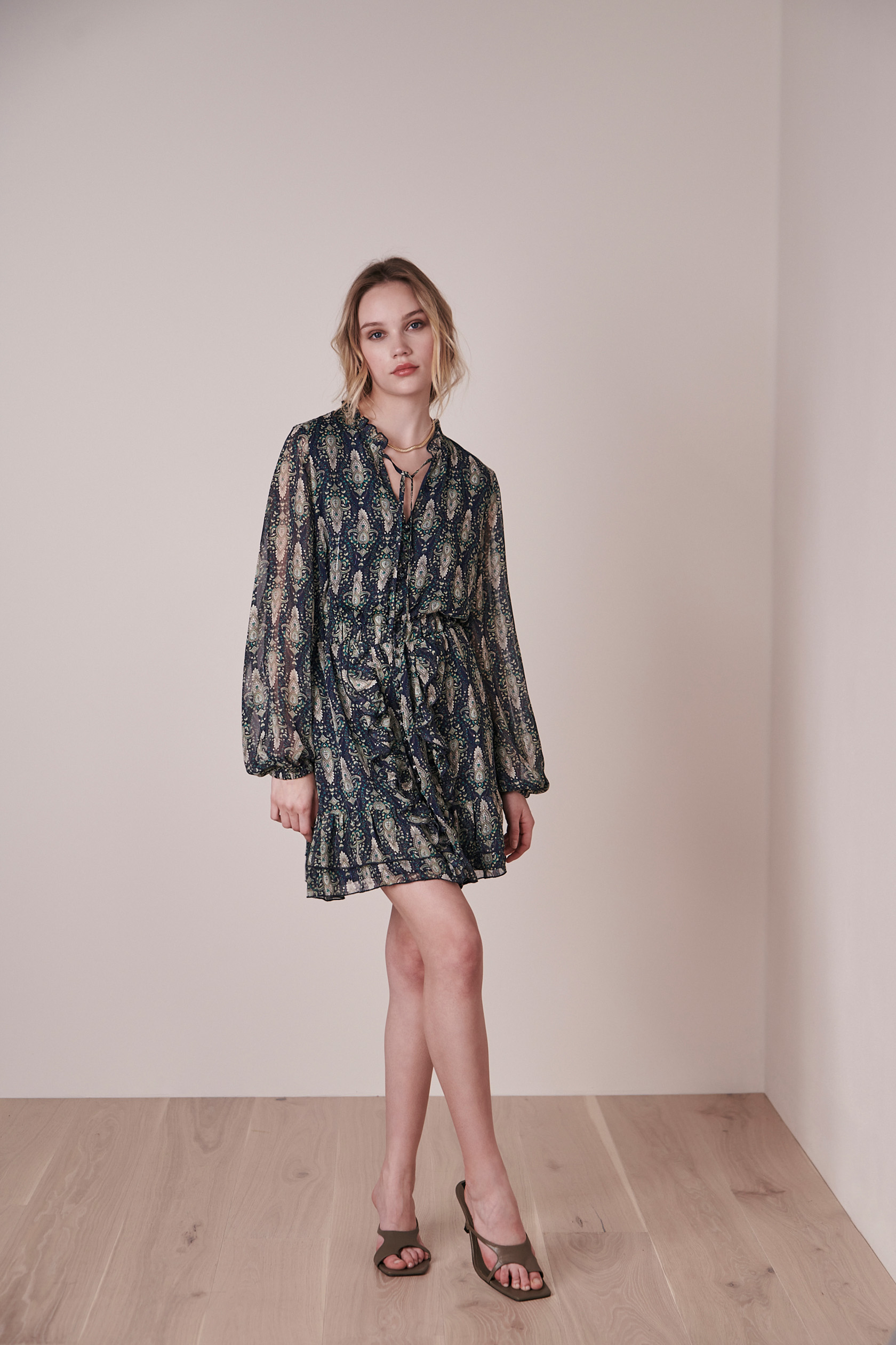 Rüschenkleid mit Ornamenten
