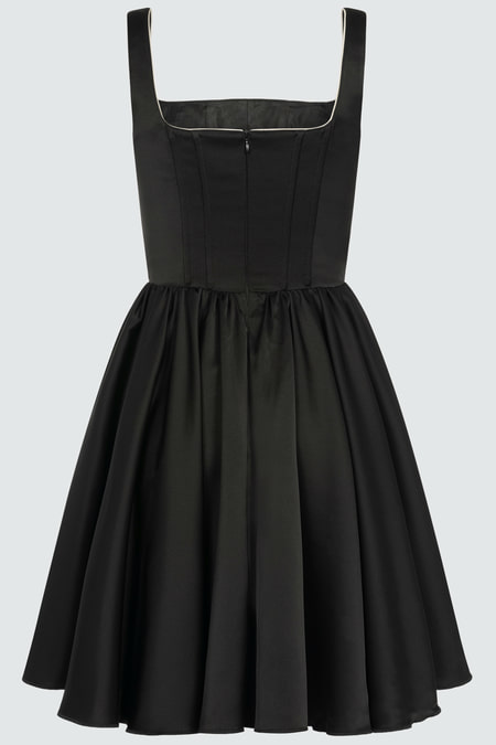 Ausgestelltes Minikleid