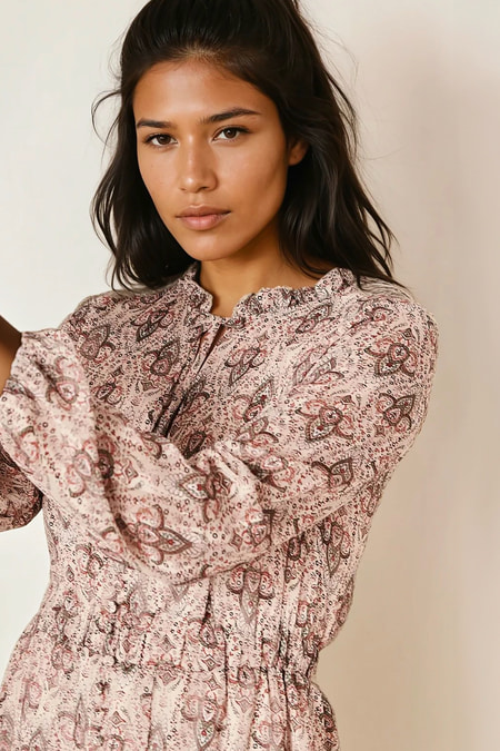 Kurzes Kleid mit Ornamenten