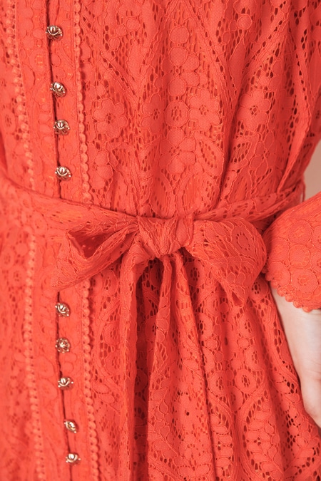Kleid aus floraler Spitze