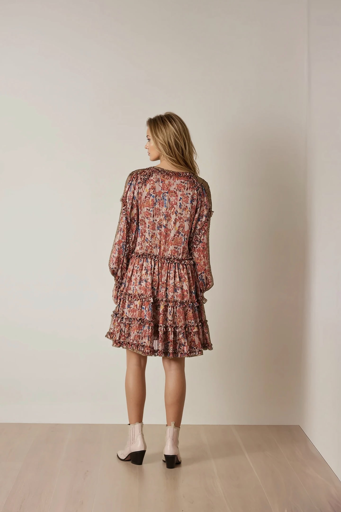 Rüschenkleid mit V-Ausschnitt