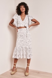 CLAIRE LUISE Lace embroidered pencil skirt in white