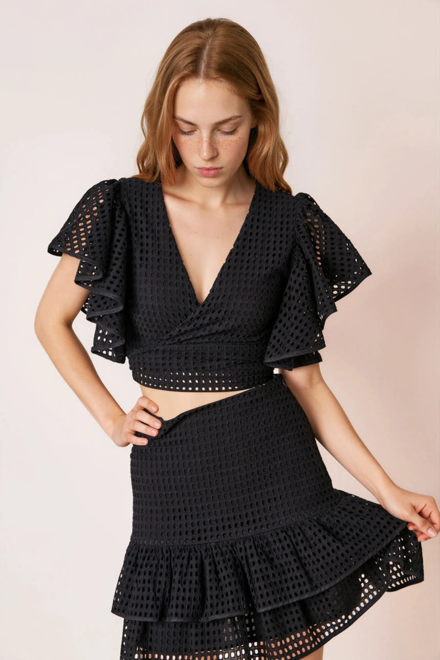 Short blouse with lace hole