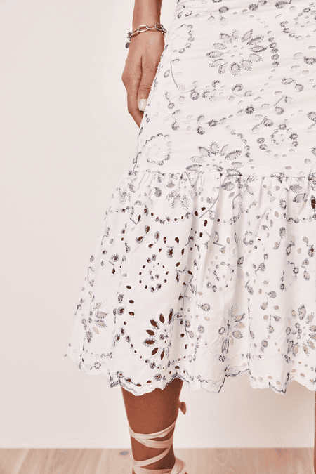 CLAIRE LUISE Lace embroidered pencil skirt in white