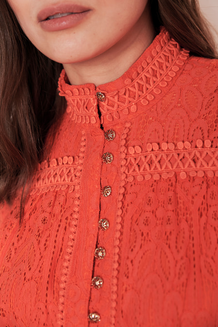 Kleid aus floraler Spitze