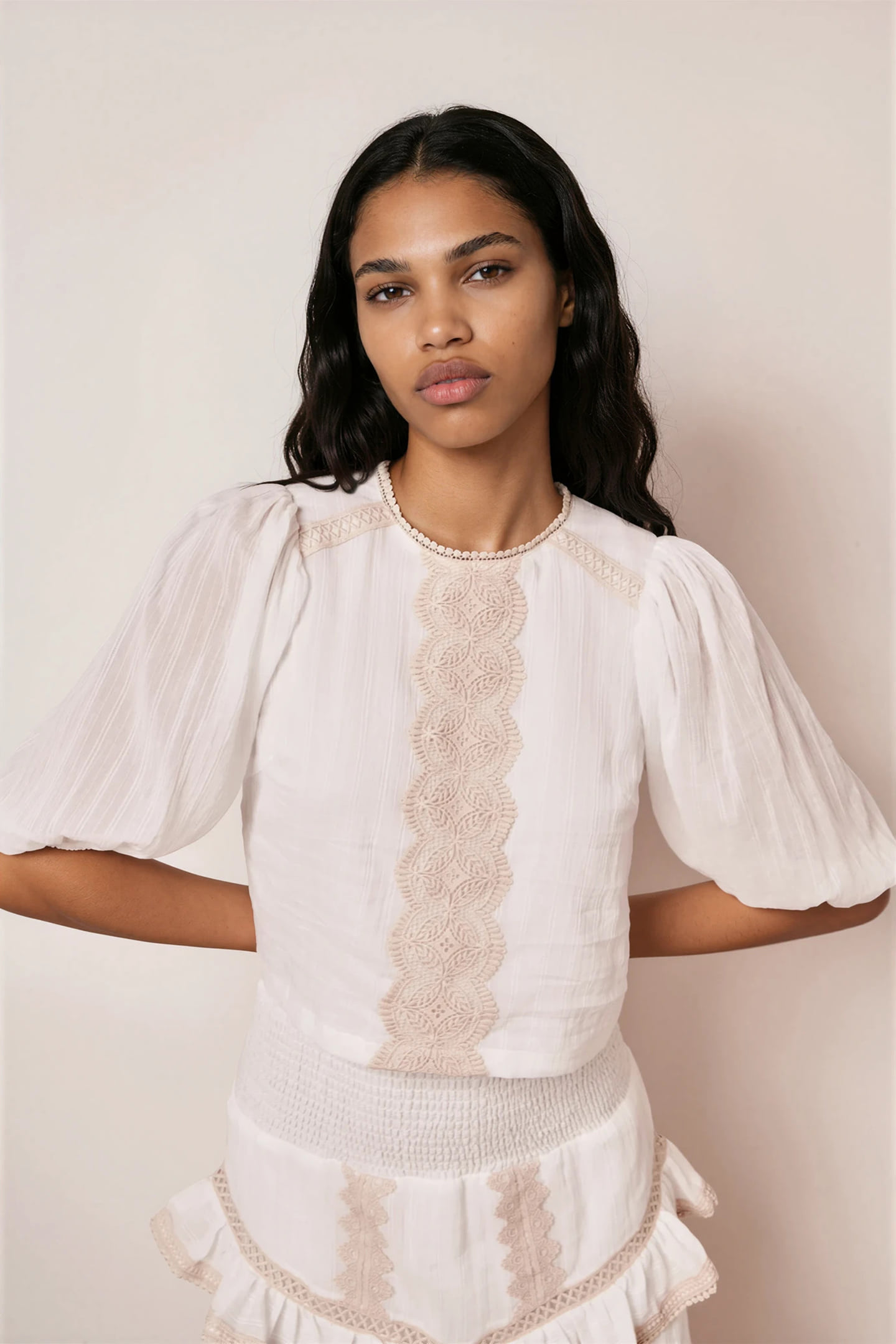 Bluse mit aufgestickter Spitze