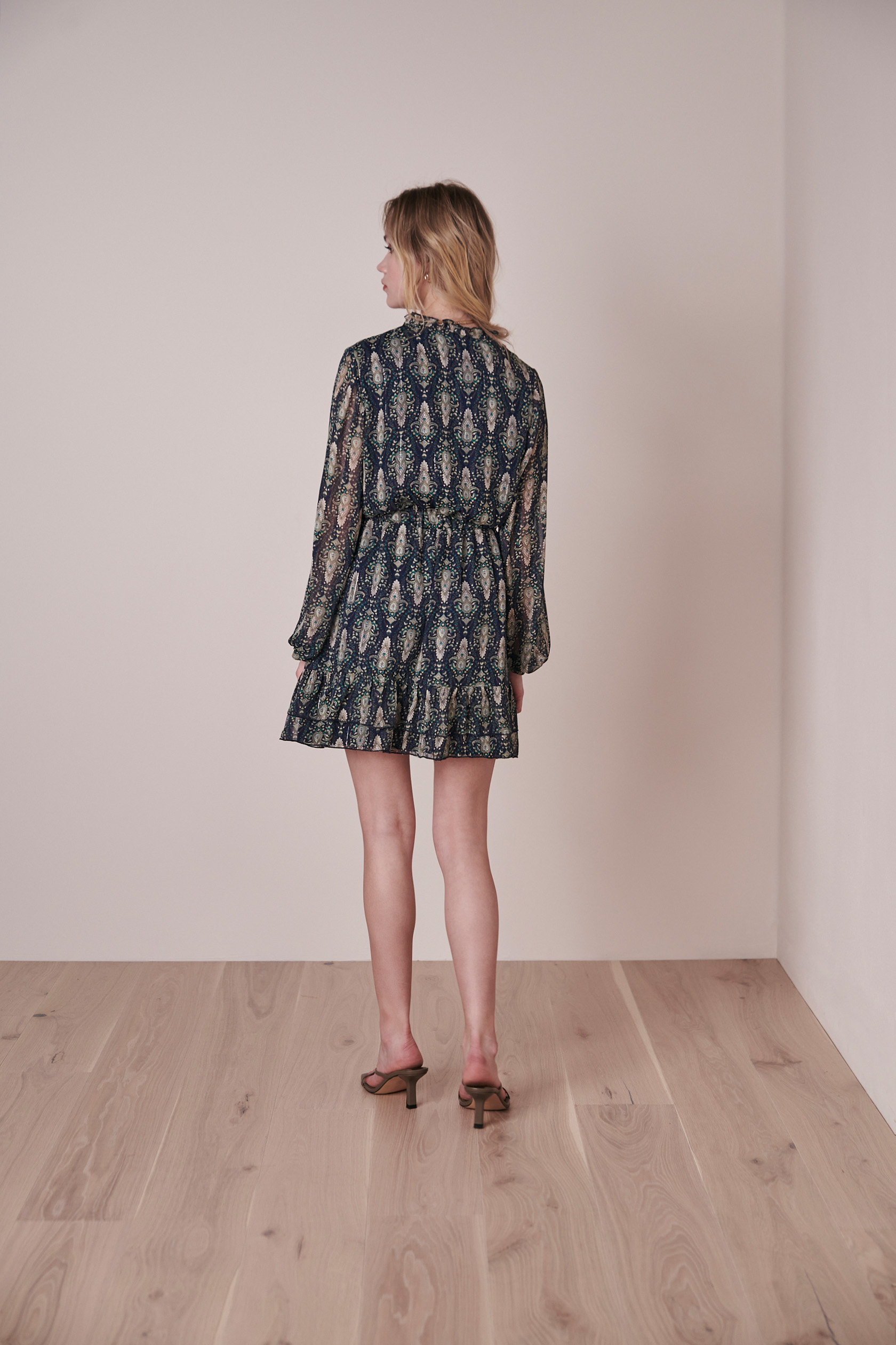 Rüschenkleid mit Ornamenten