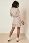 Kurzes Kleid mit Ornamenten